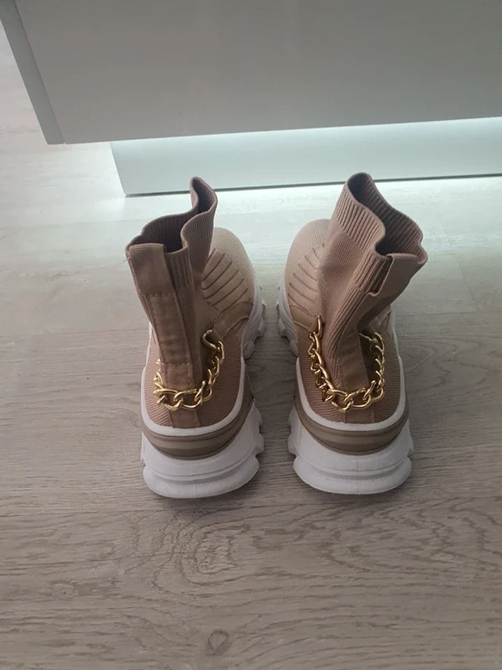 Sapatilhas de Cano Alto com Corrente Atrás 2