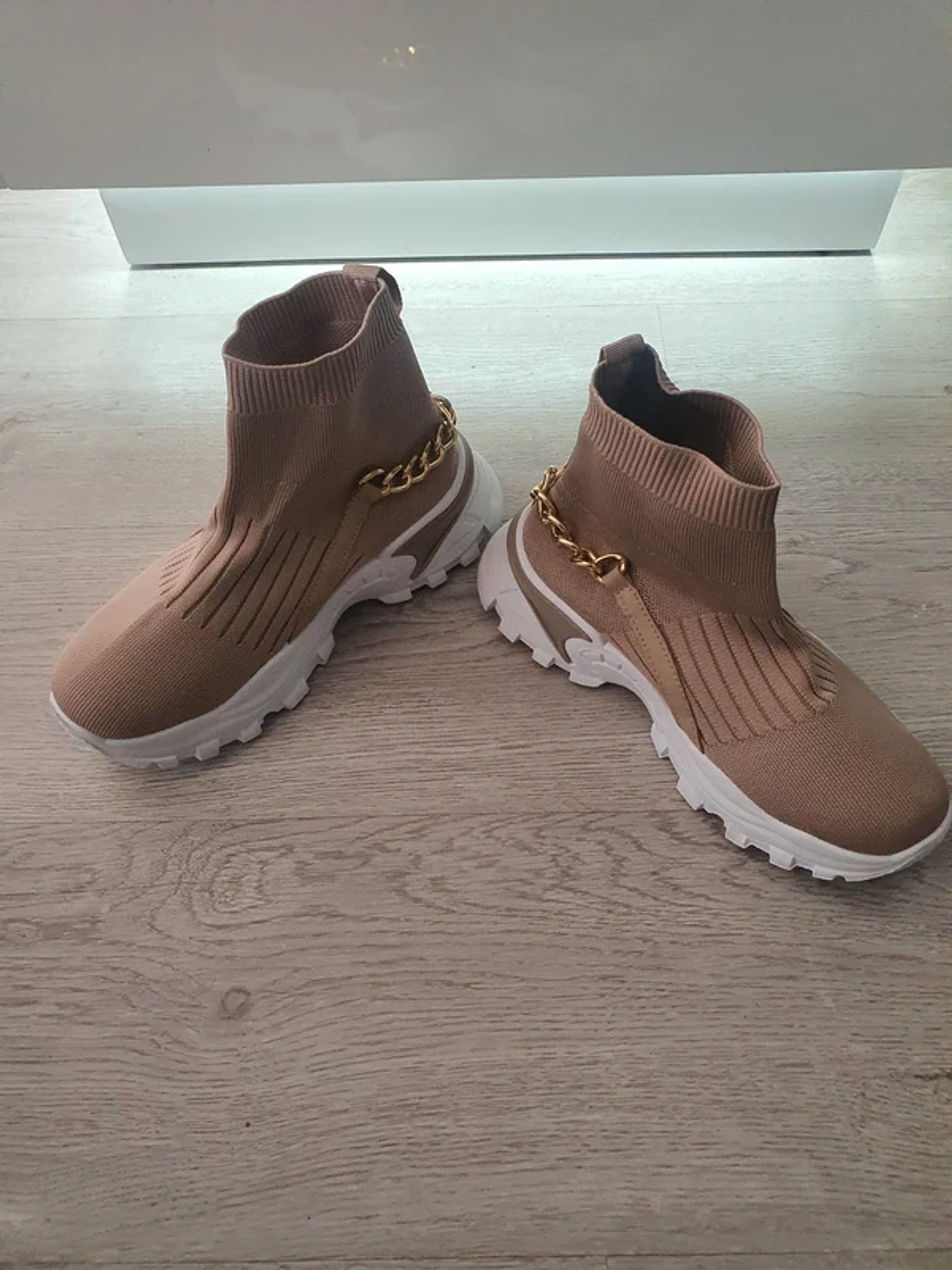 Sapatilhas de Cano Alto com Corrente Atrás 3