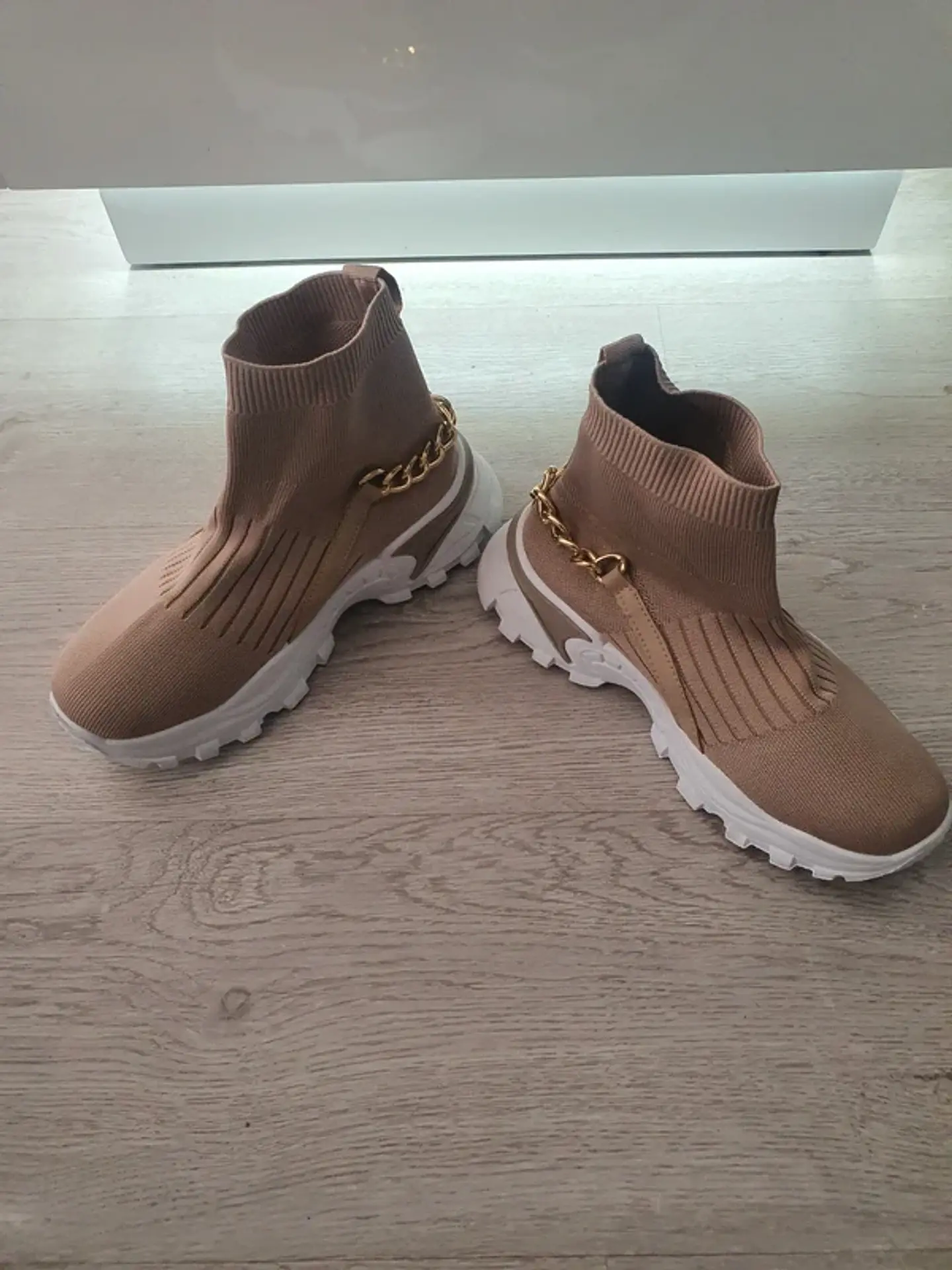 Sapatilhas em Tecido com Corrente Atrás 3