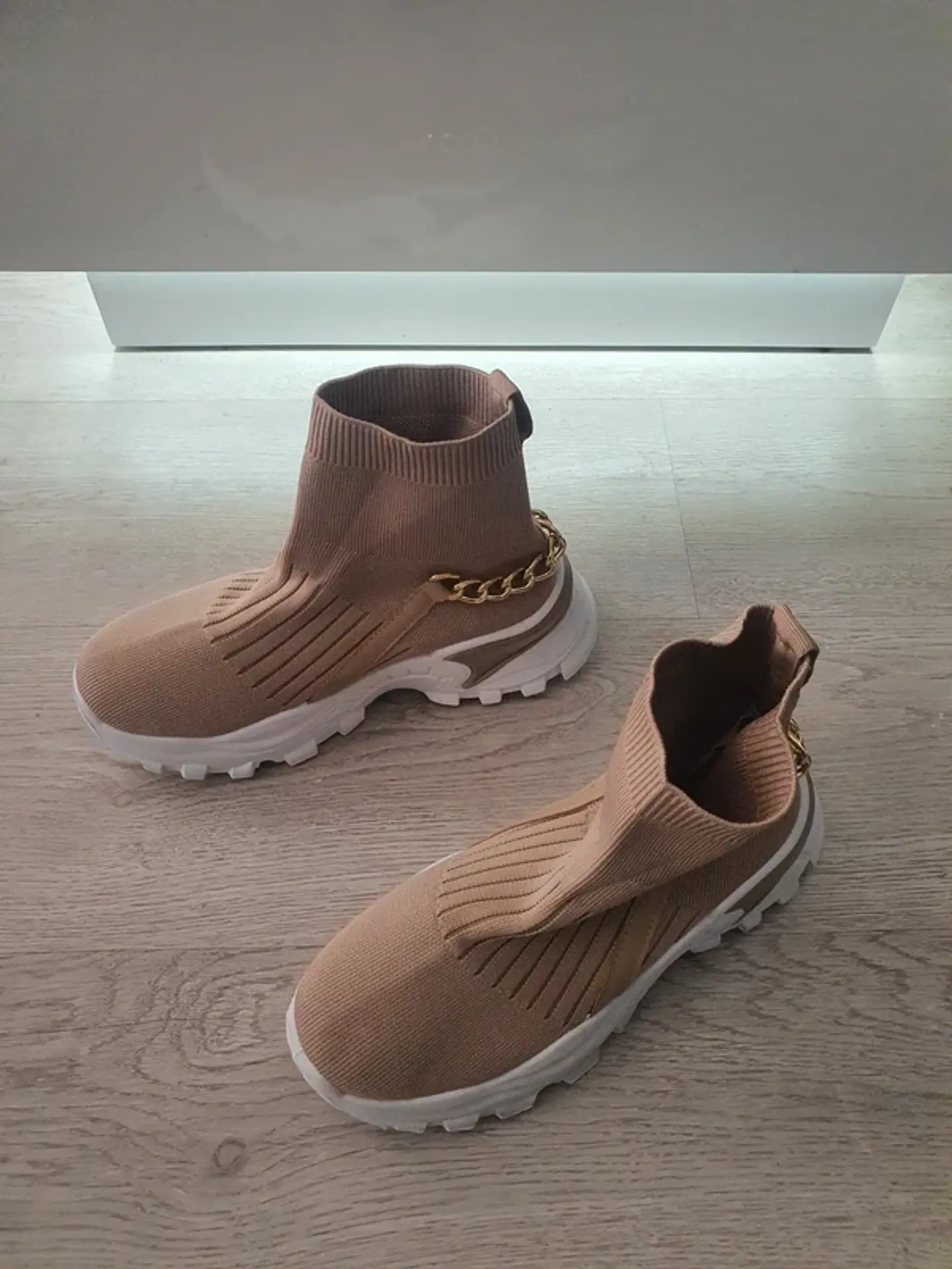 Sapatilhas em Tecido com Corrente Atrás 5