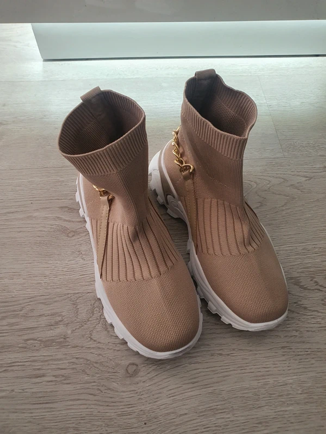 Sapatilhas de Cano Alto com Corrente Atrás 6