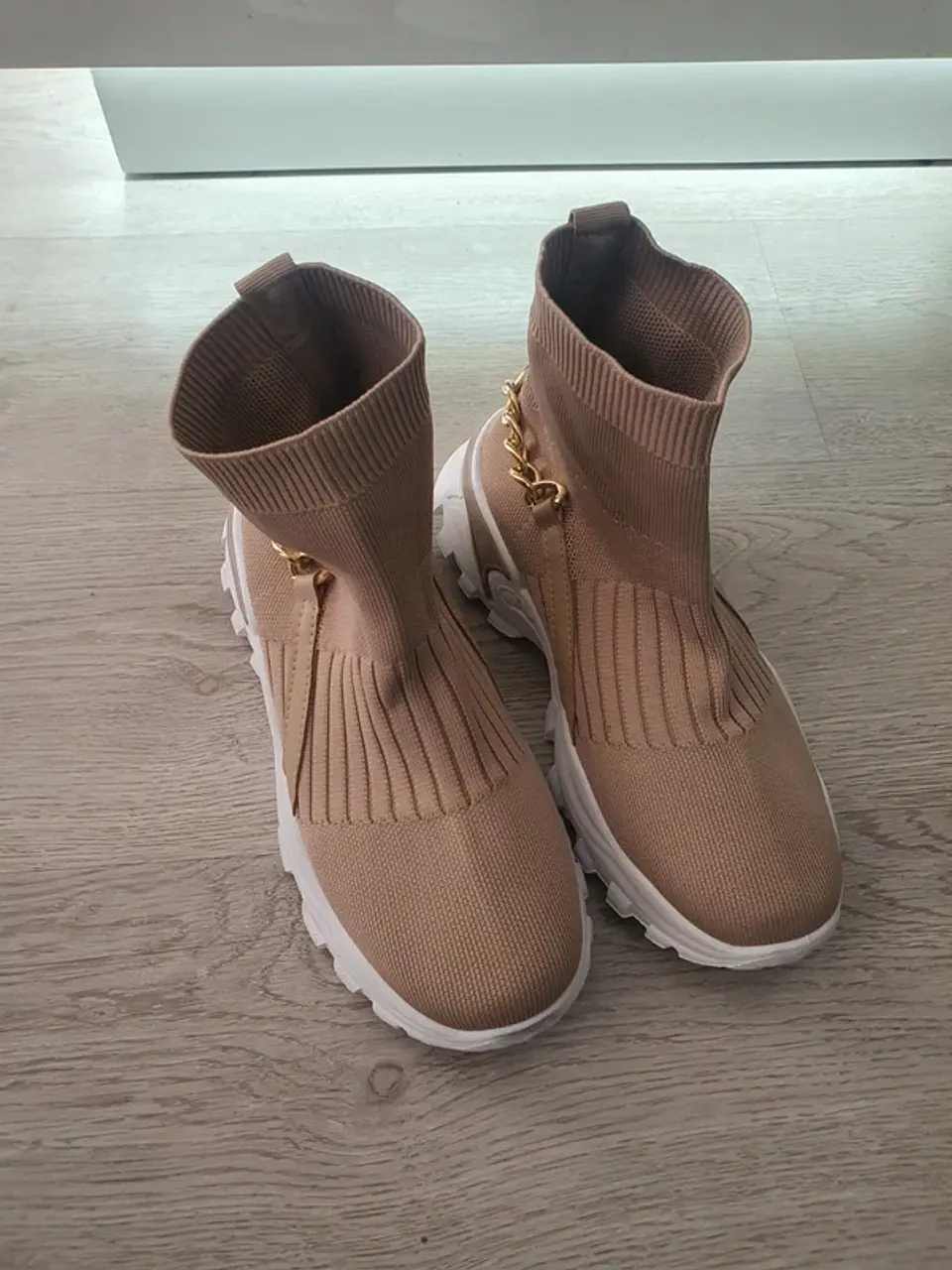 Sapatilhas em Tecido com Corrente Atrás 6