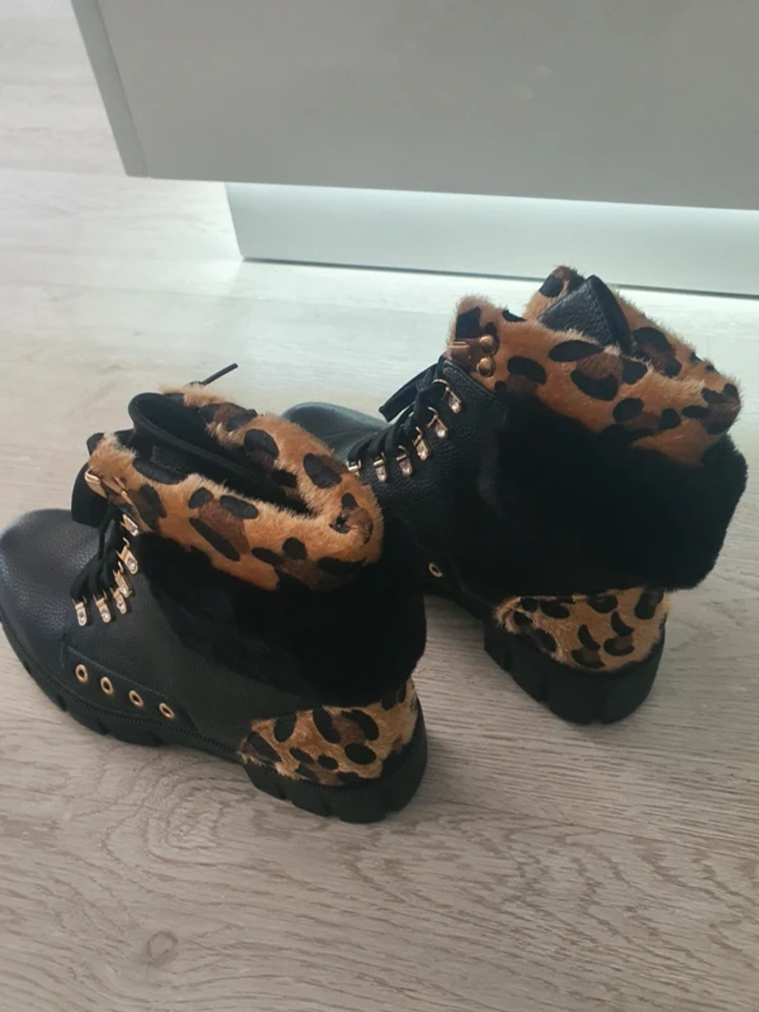 Bota em Ecopele com Detalhes em Pelo 3