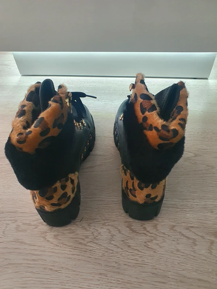 Bota em Ecopele com Detalhes em Pelo 4