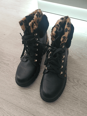 Bota em Ecopele com Detalhes em Pelo