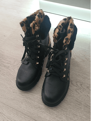 Bota em Ecopele com Detalhes em Pelo