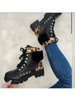 Bota em Ecopele com Detalhes em Pelo