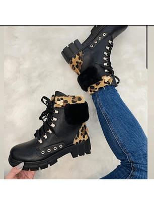 Bota em Ecopele com Detalhes em Pelo