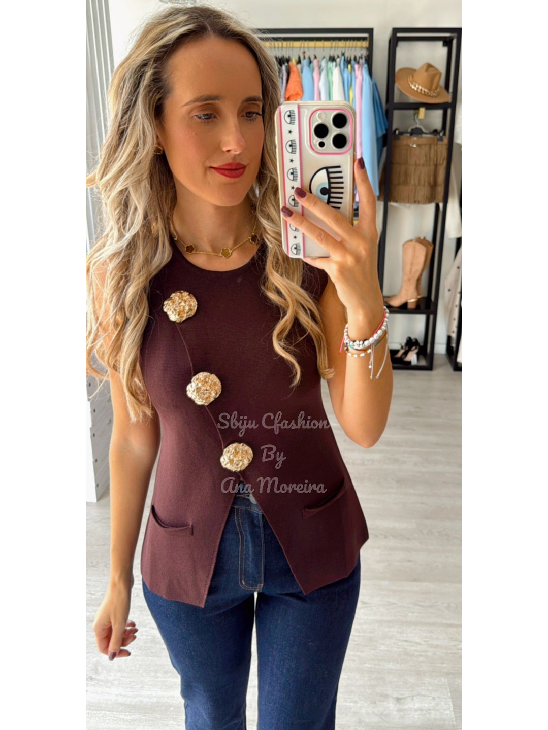 Colete em Malha com Botões Grandes Dourados 4