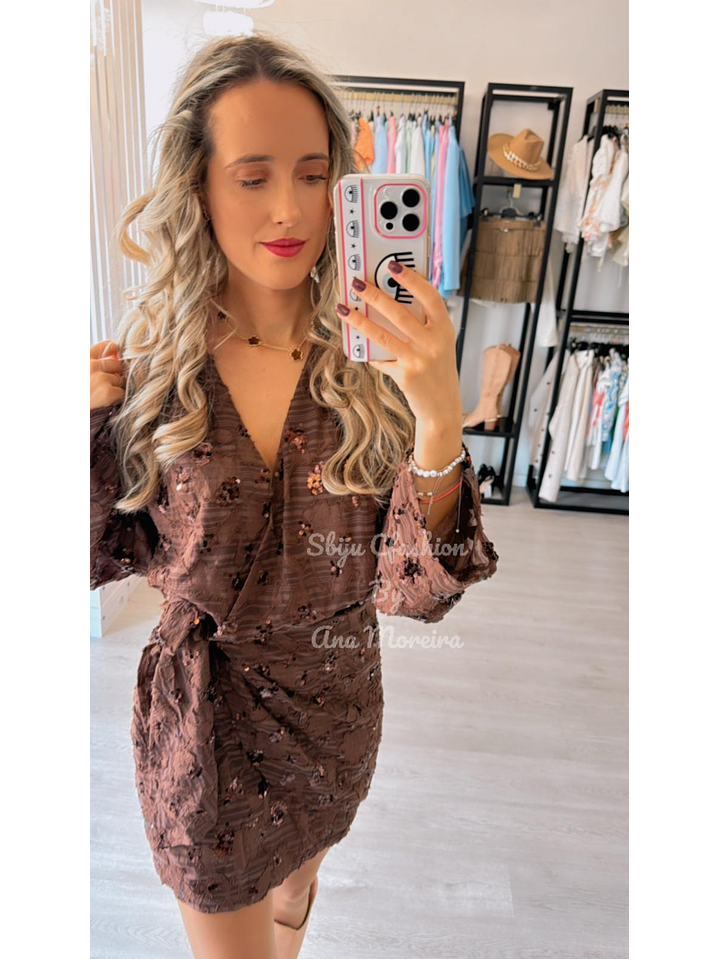 Vestido Castanho com Detalhes Brilhantes 4