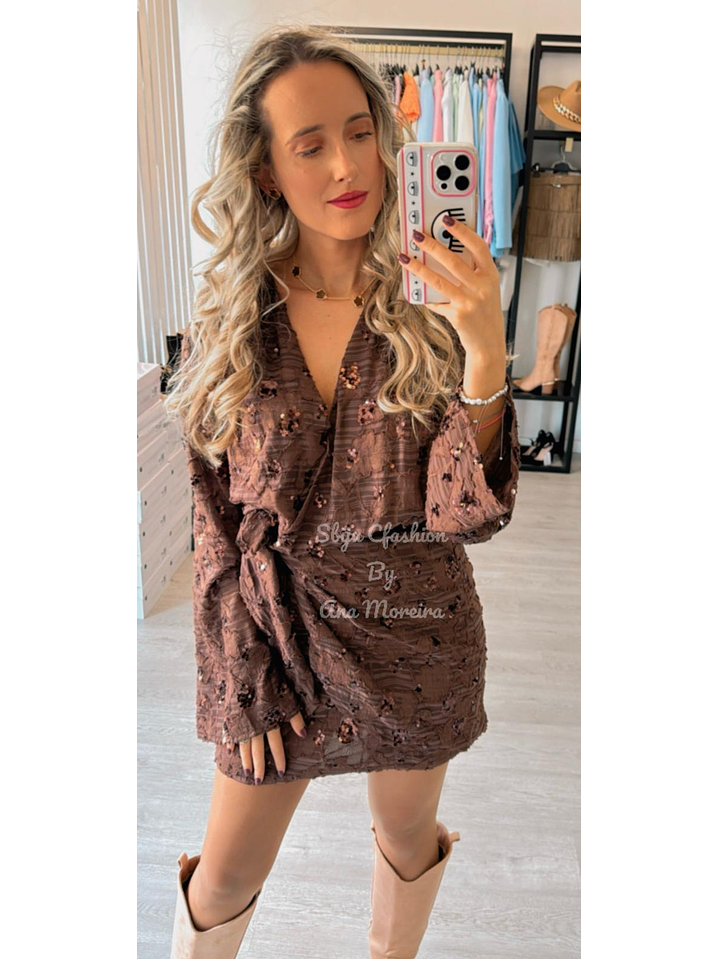 Vestido Castanho com Detalhes Brilhantes 6
