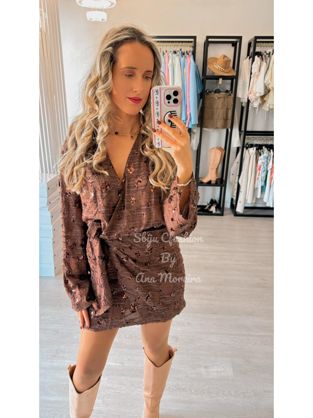 Vestido Castanho com Detalhes Brilhantes 2