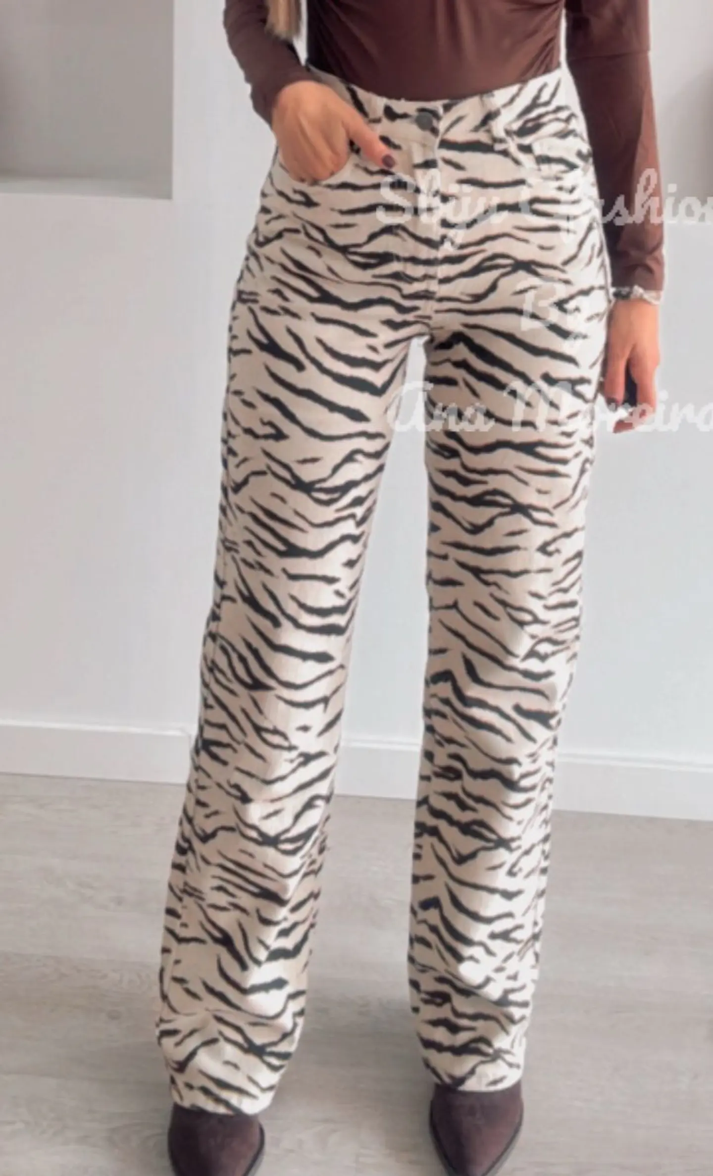 Calça de Ganga Bege com Estampa Redial 4