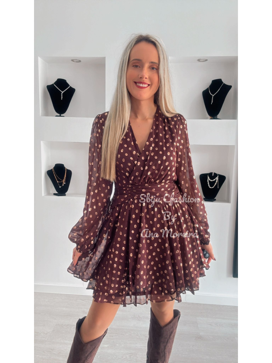 Vestido com Detalhe de Bolinhas Douradas 3