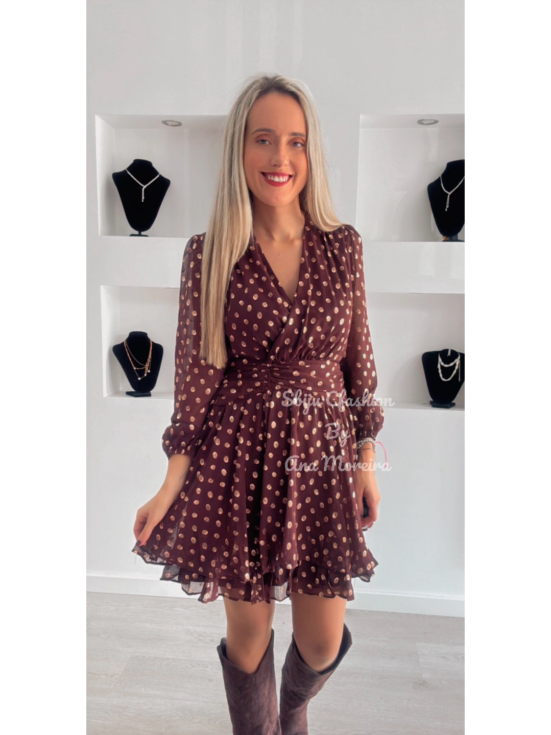 Vestido com Detalhe de Bolinhas Douradas 5