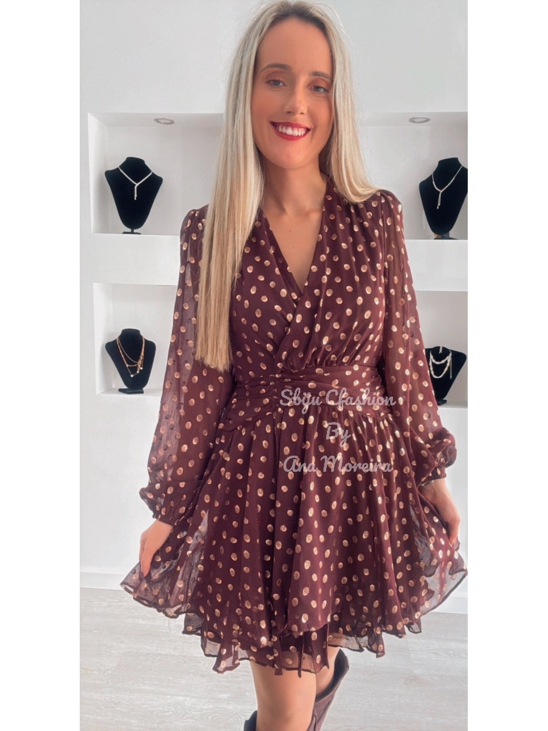 Vestido com Detalhe de Bolinhas Douradas 6