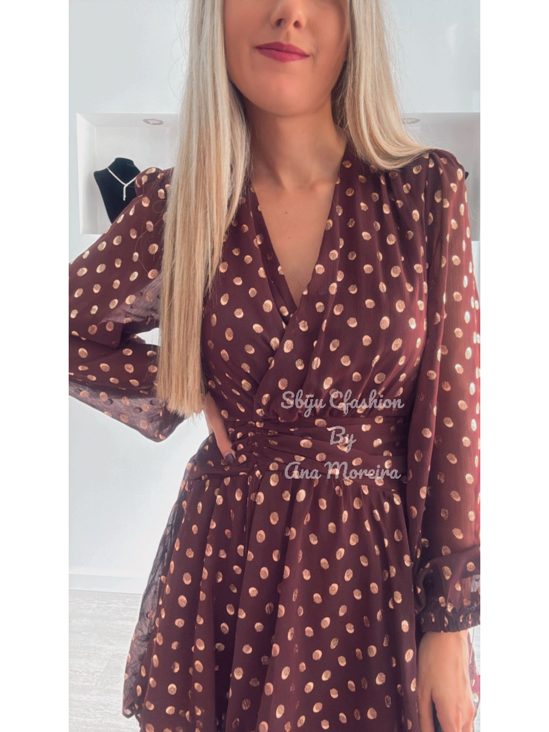 Vestido com Detalhe de Bolinhas Douradas 7