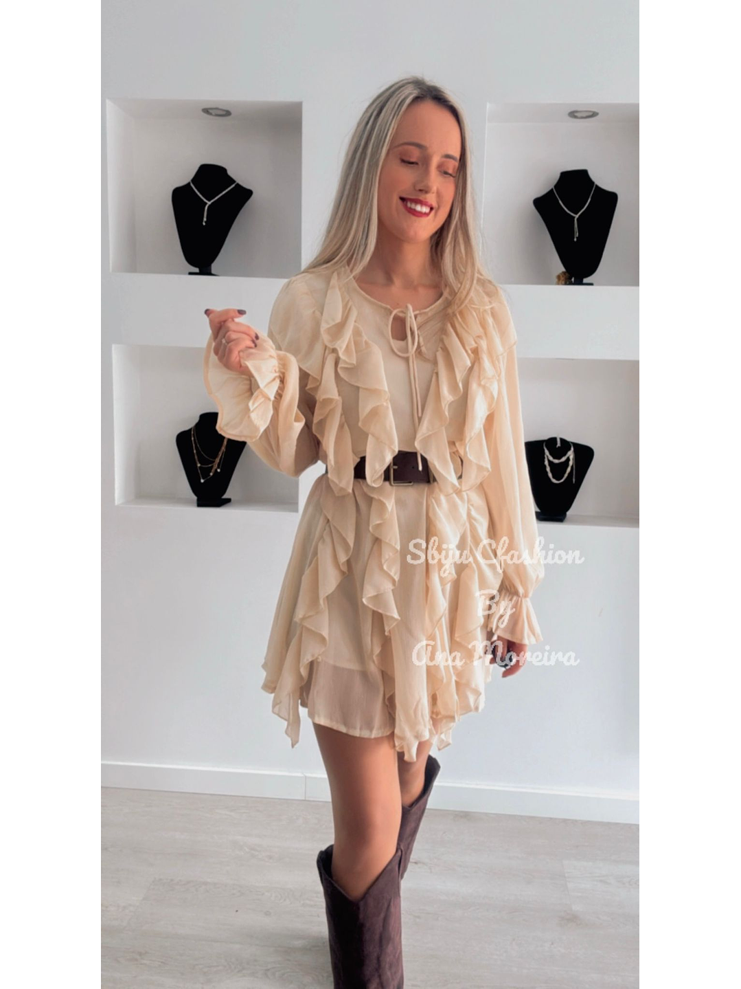 Vestido Curto com Folhos e Cinto 3