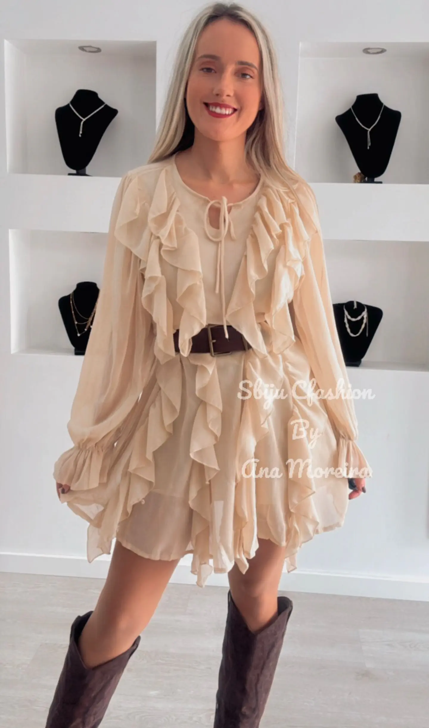 Vestido Curto com Folhos e Cinto 2