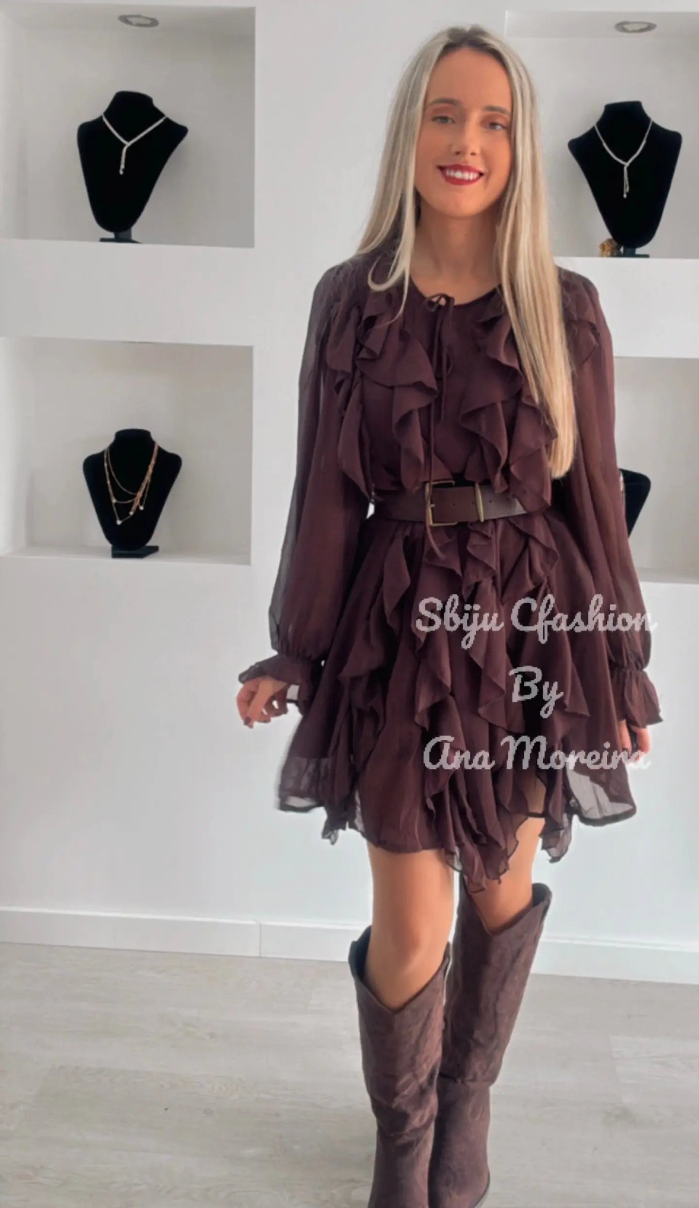 Vestido Curto com Folhos e Cinto 12