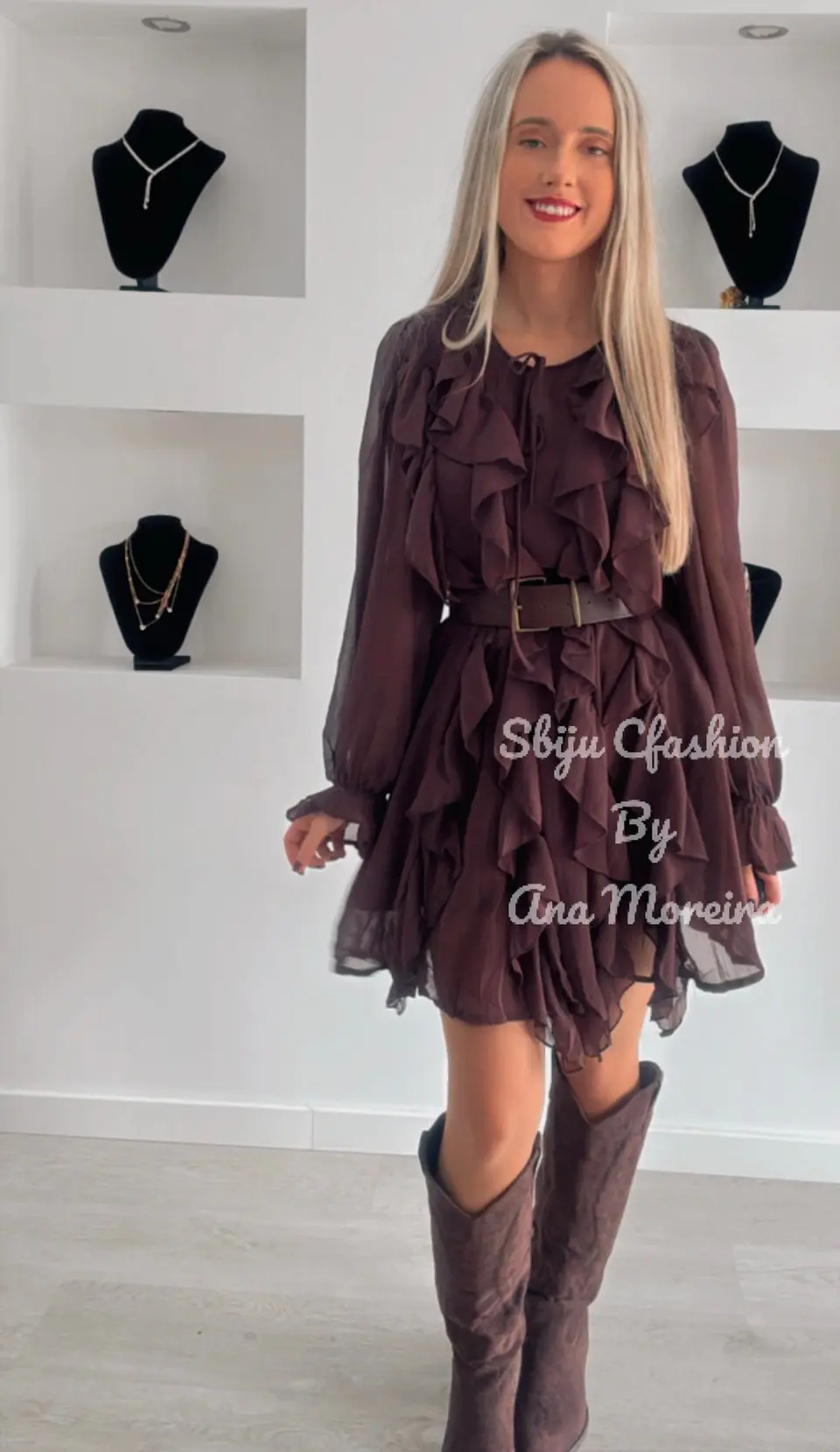 Vestido Curto com Folhos e Cinto 12
