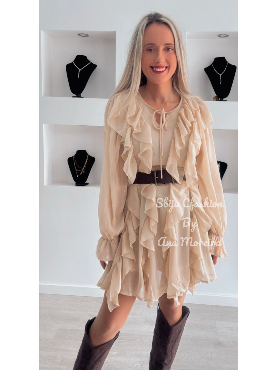 Vestido Curto com Folhos e Cinto 4