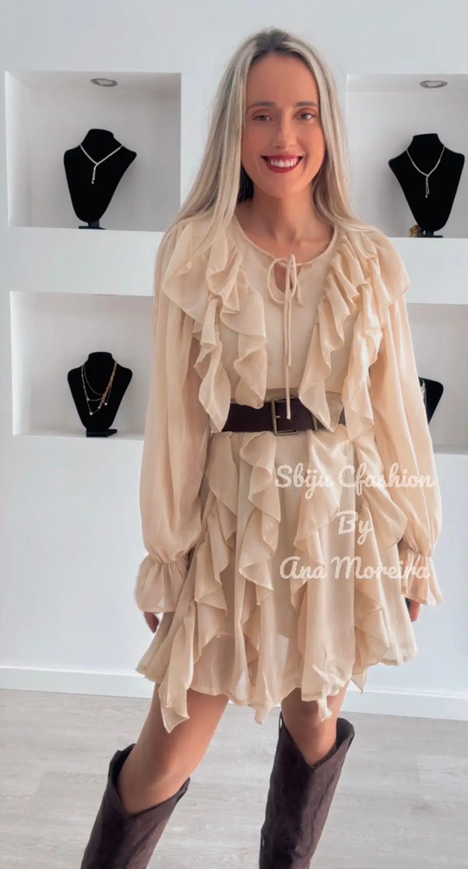 Vestido Curto com Folhos e Cinto 4