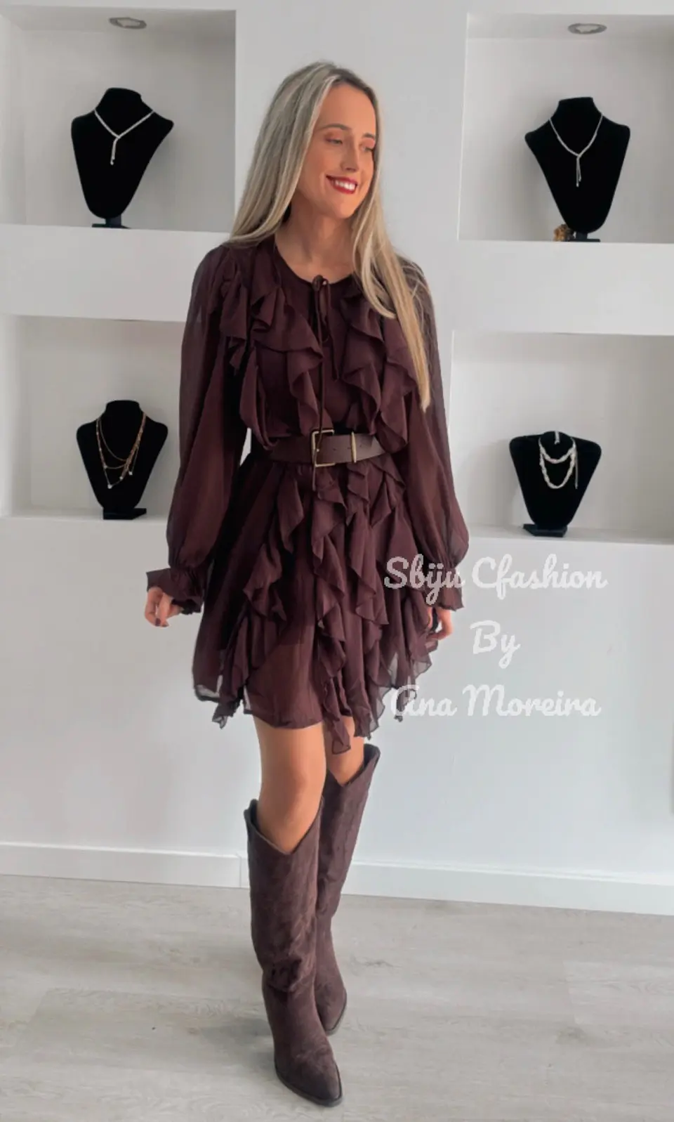 Vestido Curto com Folhos e Cinto 14