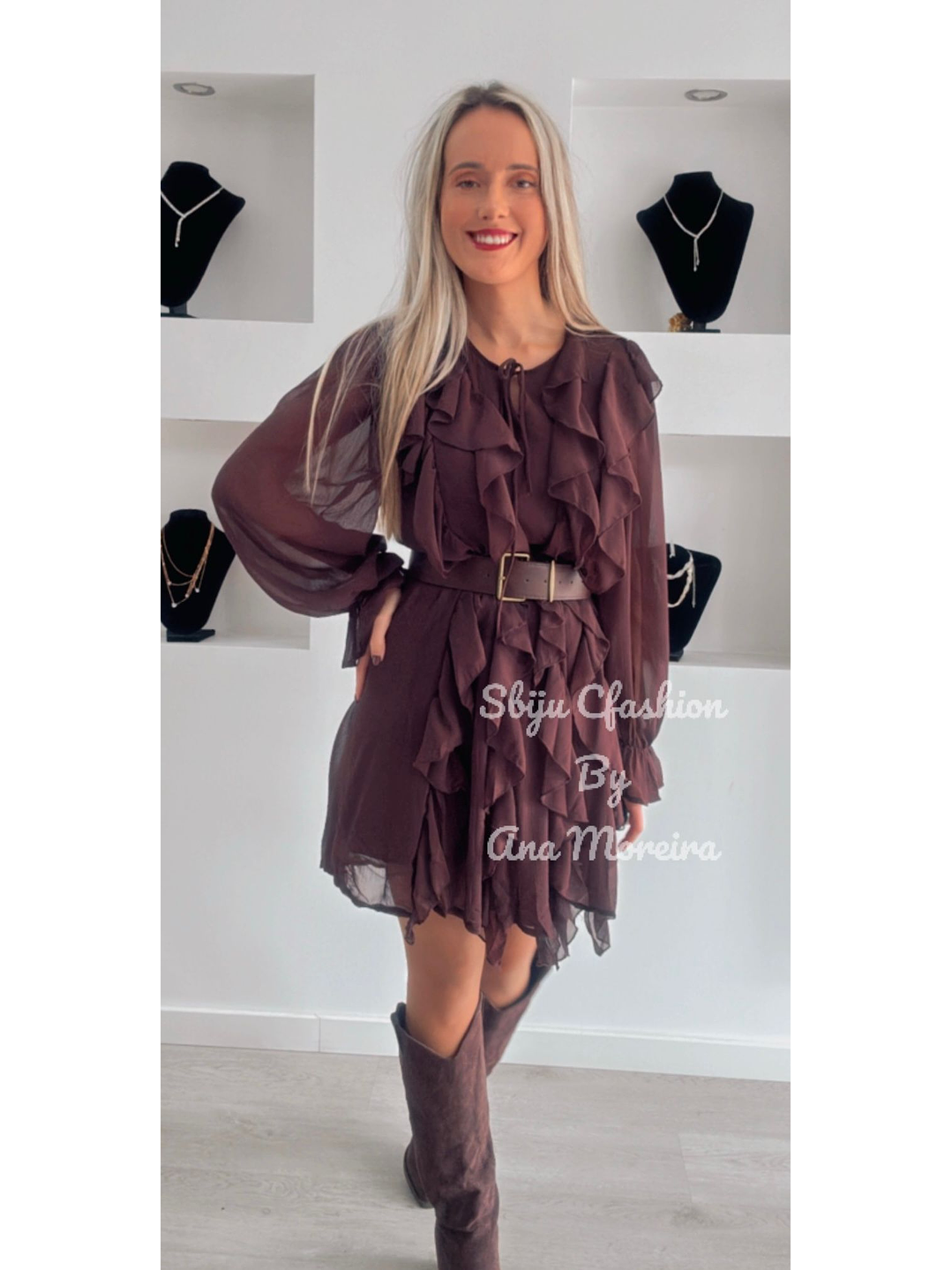 Vestido Curto com Folhos e Cinto 11