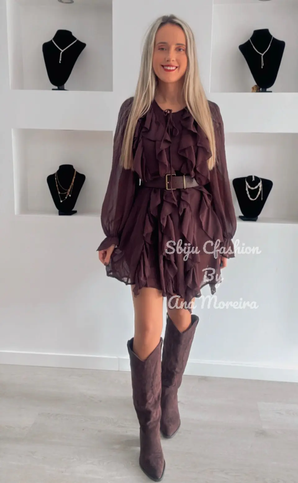 Vestido Curto com Folhos e Cinto 9