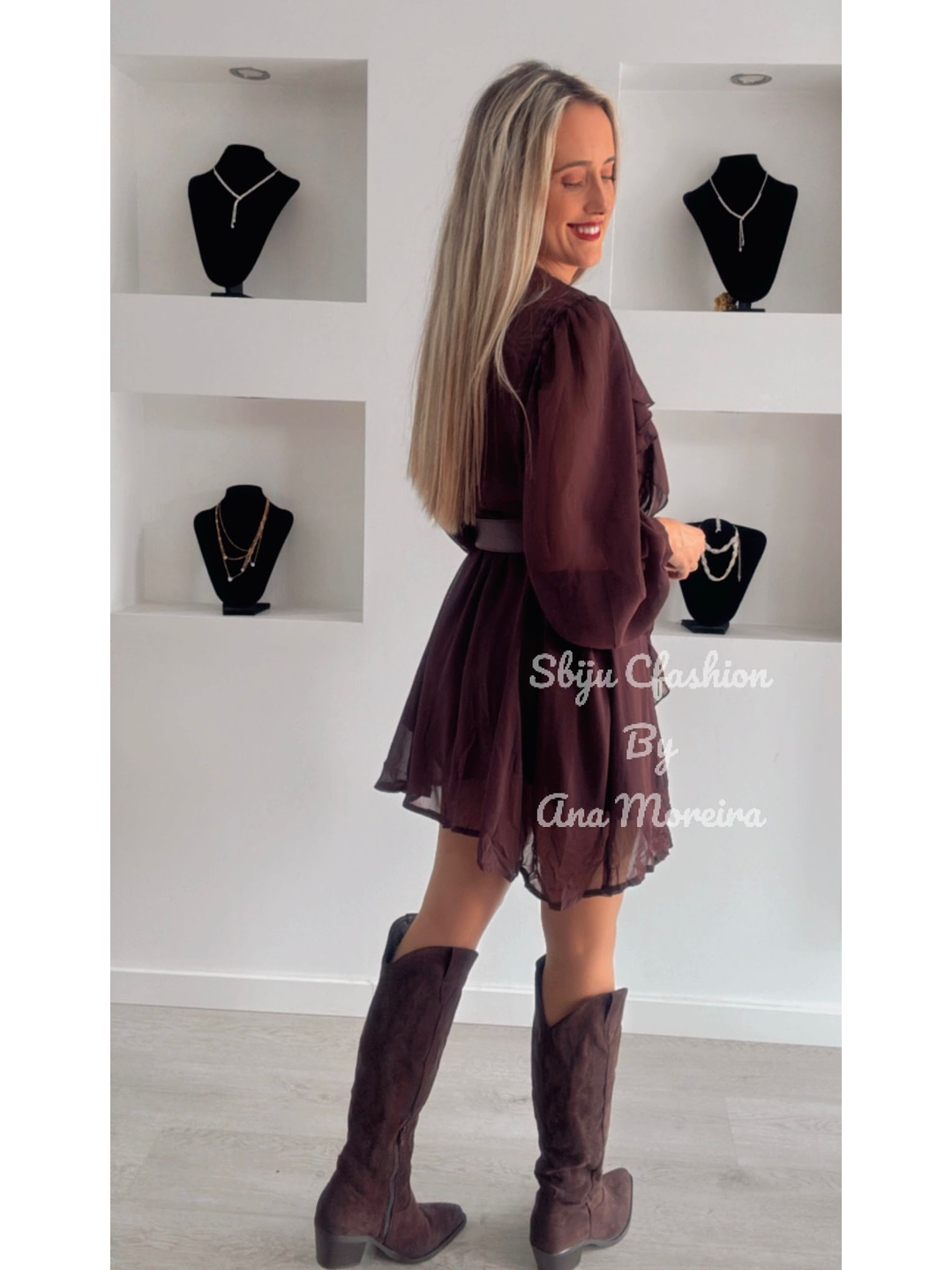 Vestido Curto com Folhos e Cinto 8