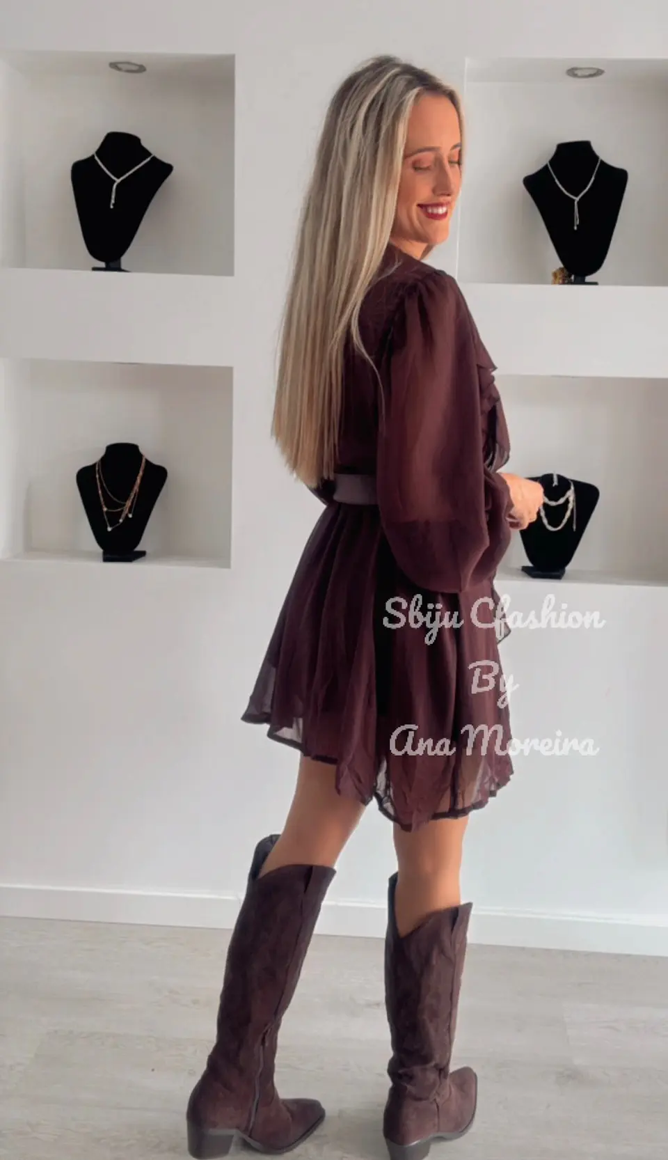 Vestido Curto com Folhos e Cinto 8