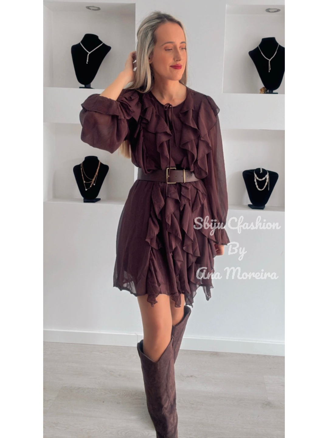 Vestido Curto com Folhos e Cinto 7