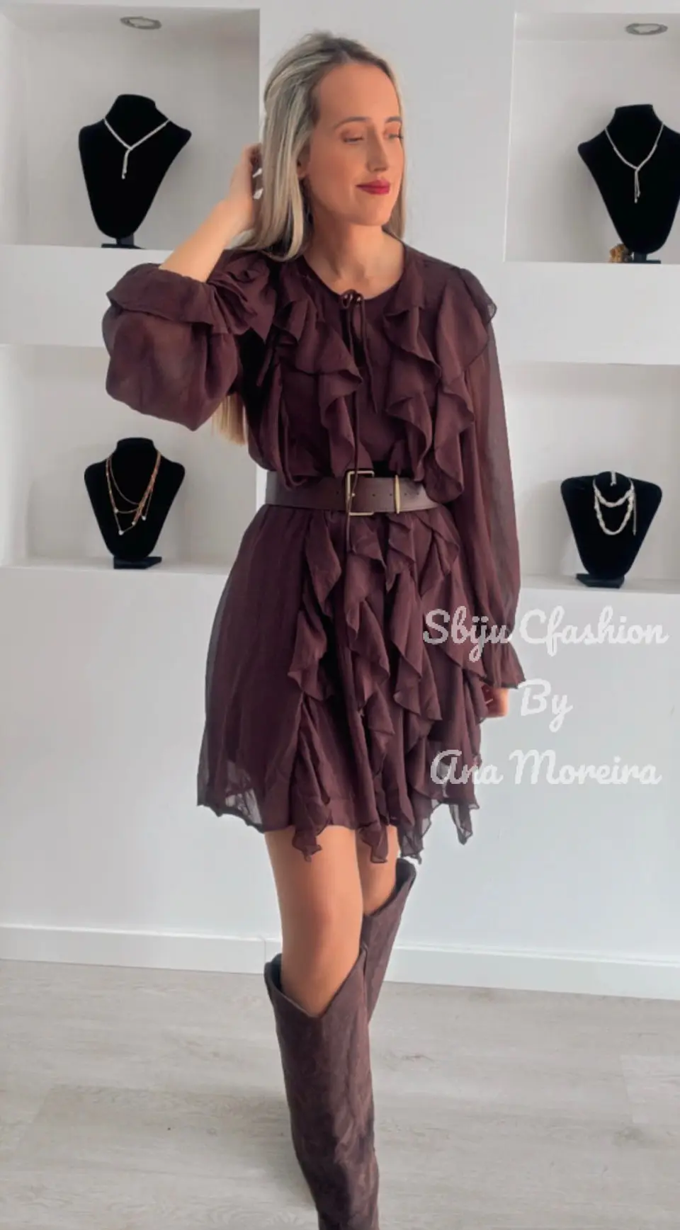 Vestido Curto com Folhos e Cinto 7