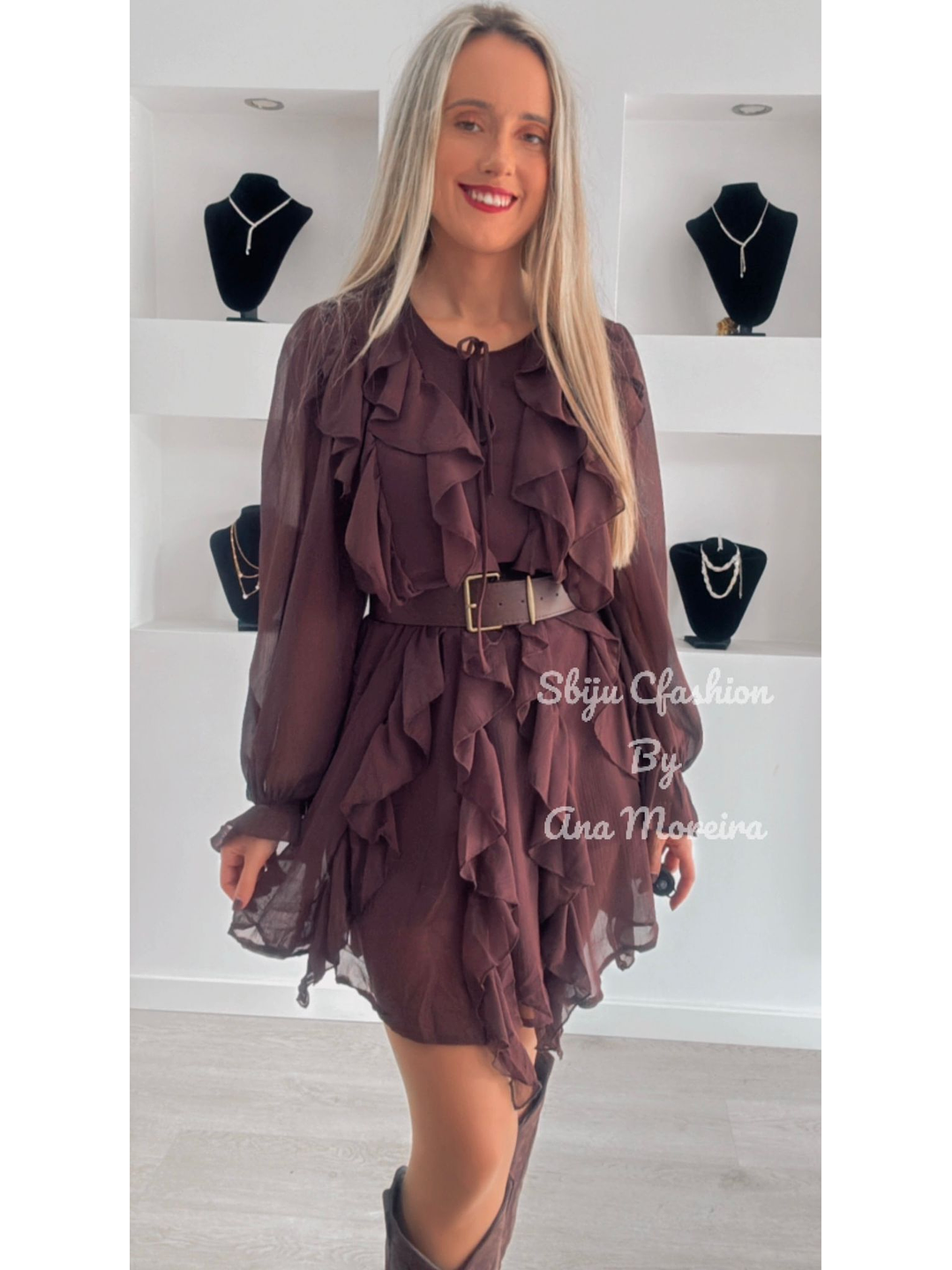 Vestido Curto com Folhos e Cinto 10