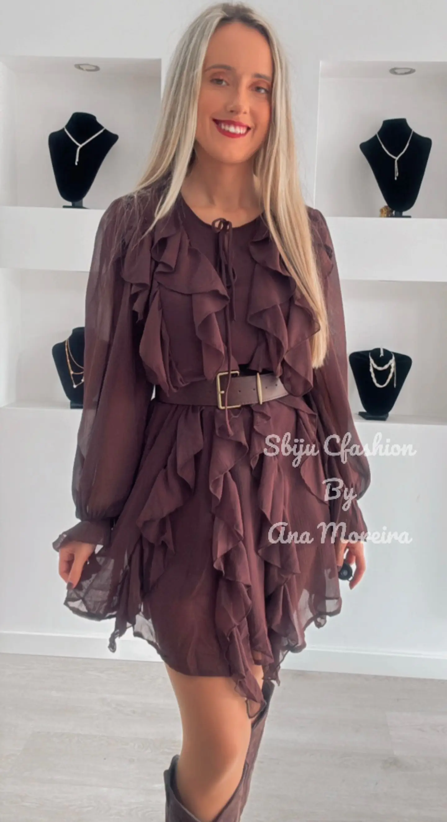 Vestido Curto com Folhos e Cinto 10