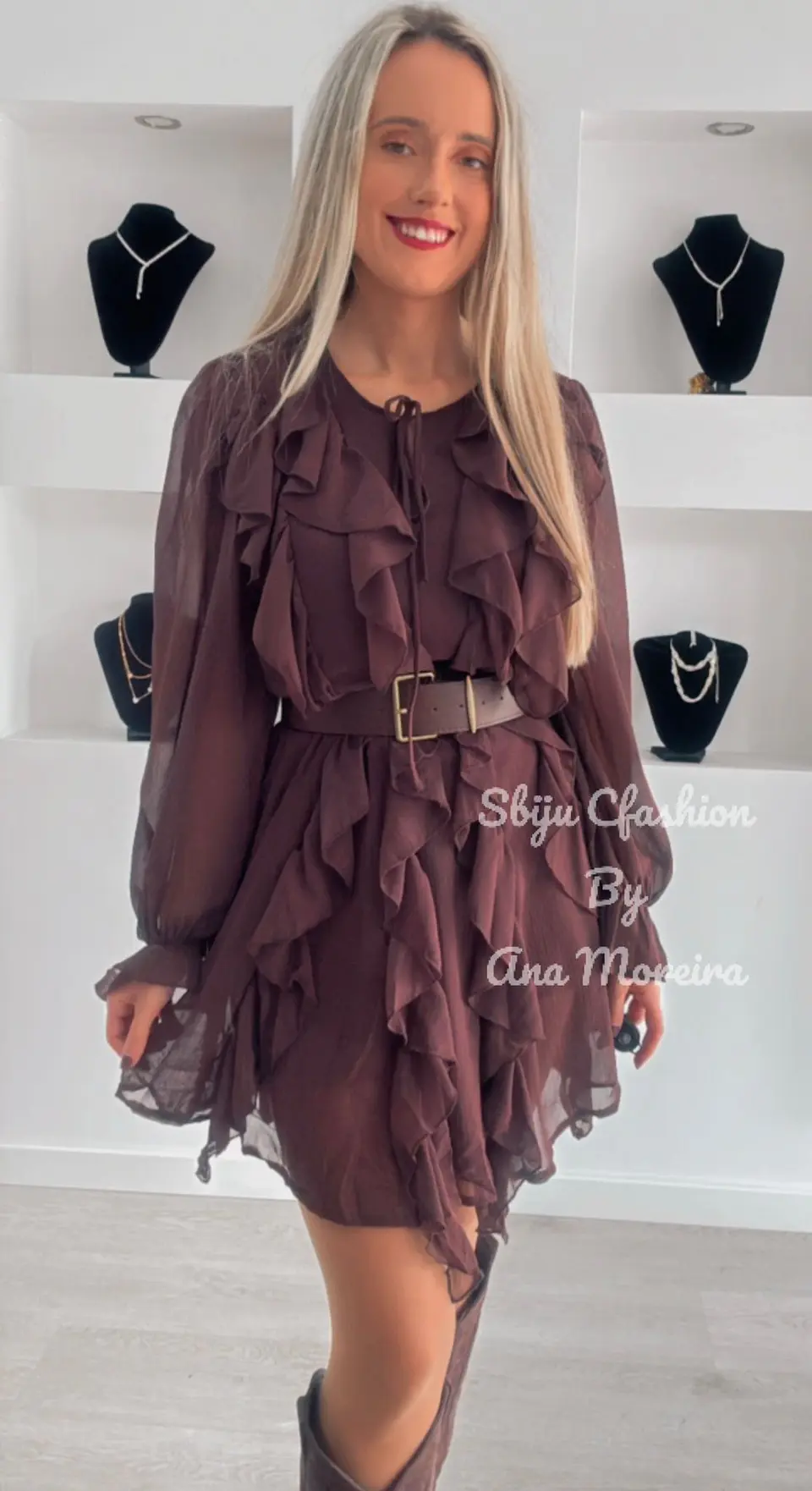 Vestido Curto com Folhos e Cinto 10