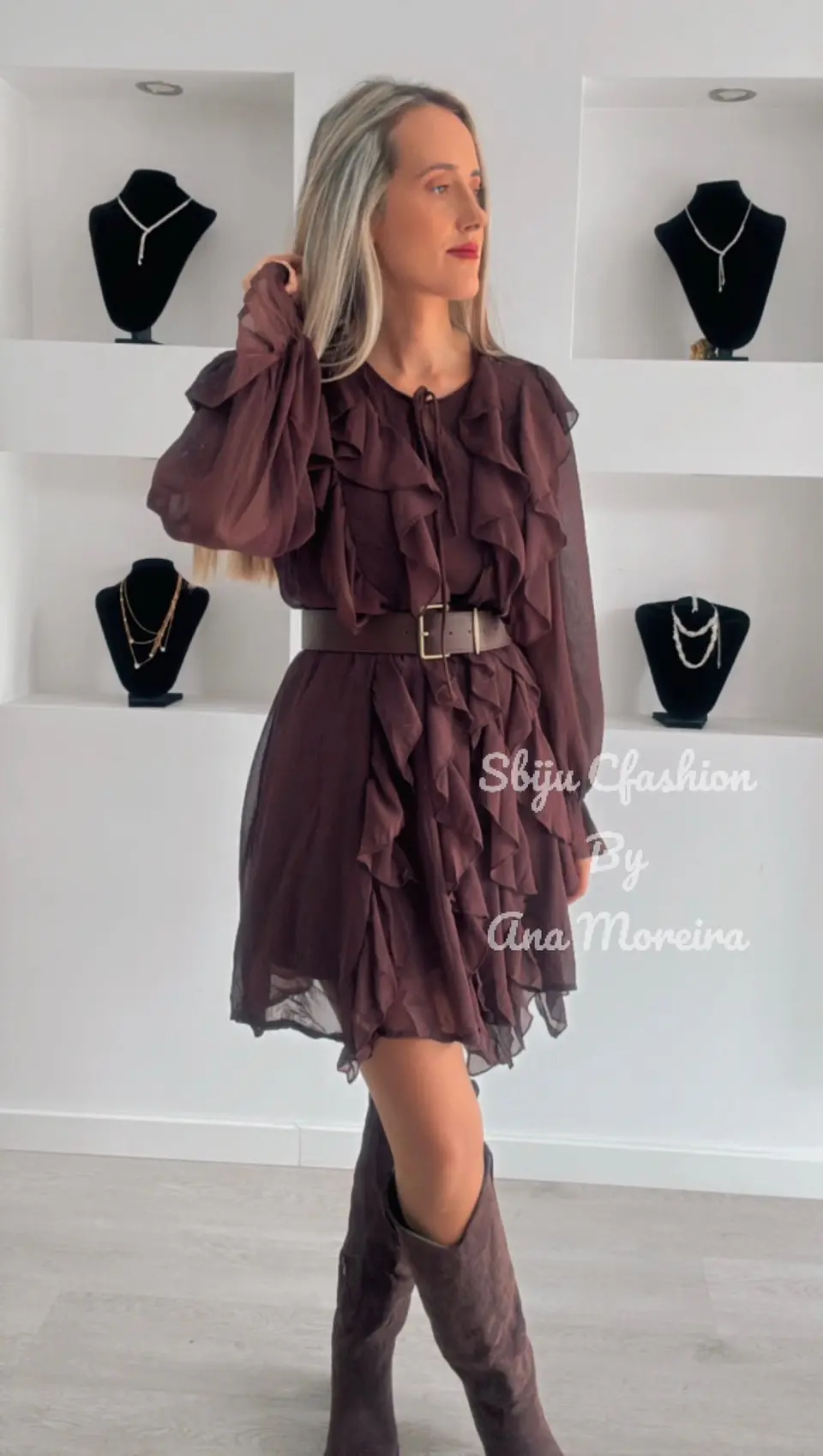 Vestido Curto com Folhos e Cinto 13