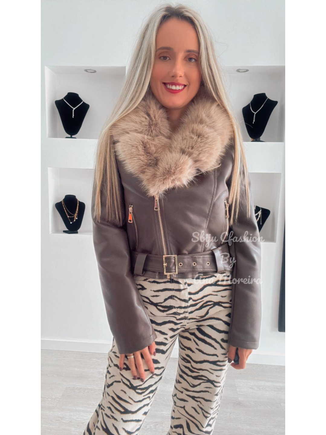 Casaca em Ecopele com Interior em Pêlo e Gola Removível 15