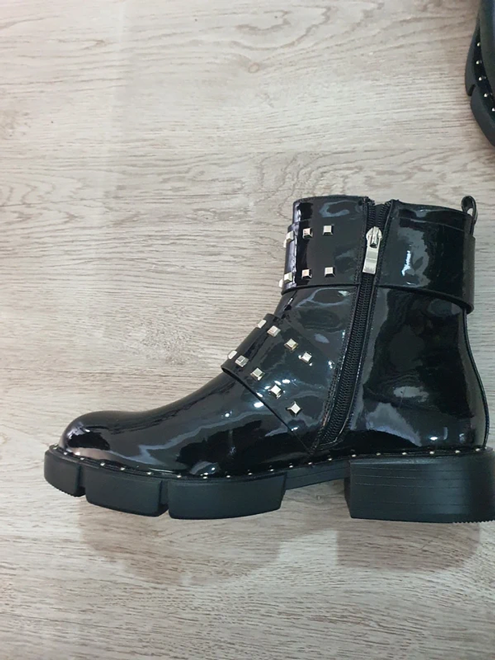 Botas Pretas com Detalhes Metálicos 6