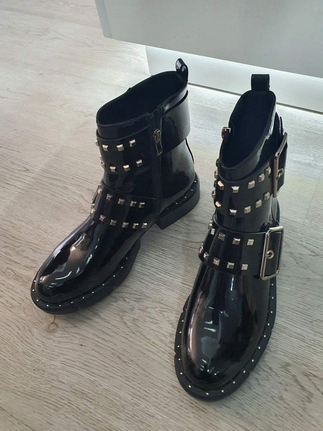 Botas Pretas com Detalhes Metálicos 4