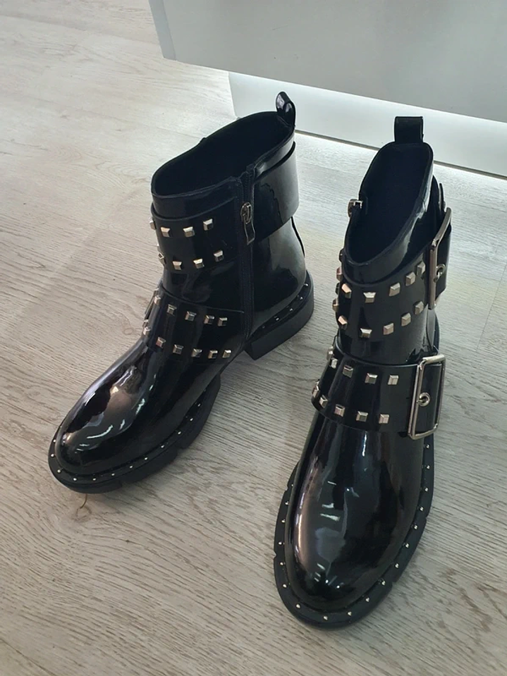 Botas Pretas com Detalhes Metálicos 4