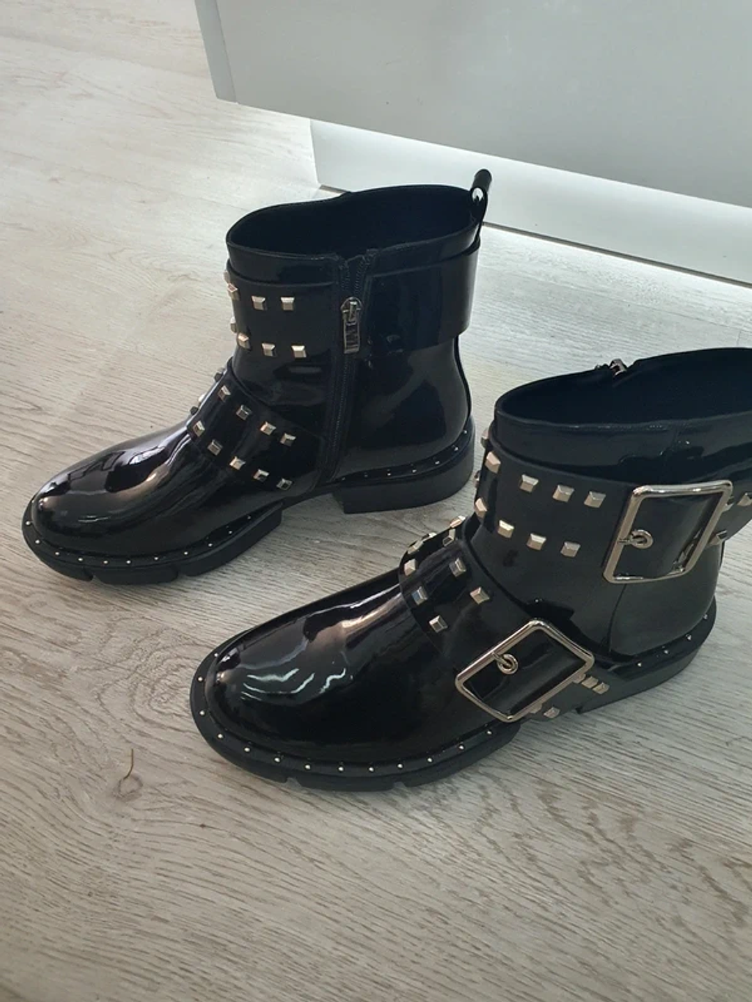 Botas Pretas com Detalhes Metálicos 1