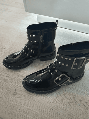 Botas Pretas com Detalhes Metálicos