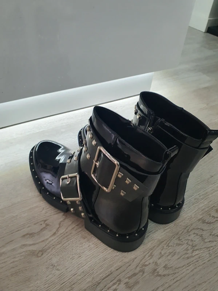 Botas Pretas com Detalhes Metálicos 7