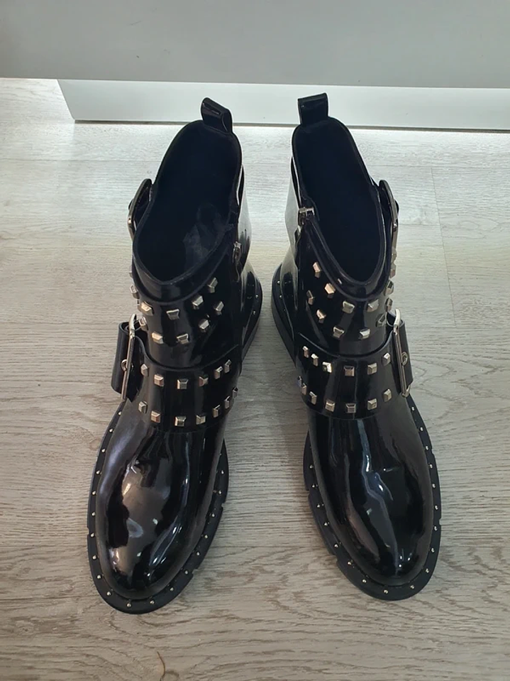 Botas Pretas com Detalhes Metálicos 8