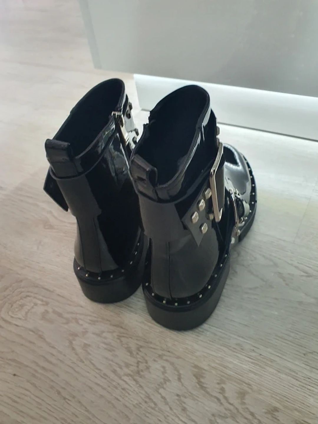 Botas Pretas com Detalhes Metálicos 2