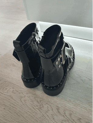 Botas Pretas com Detalhes Metálicos