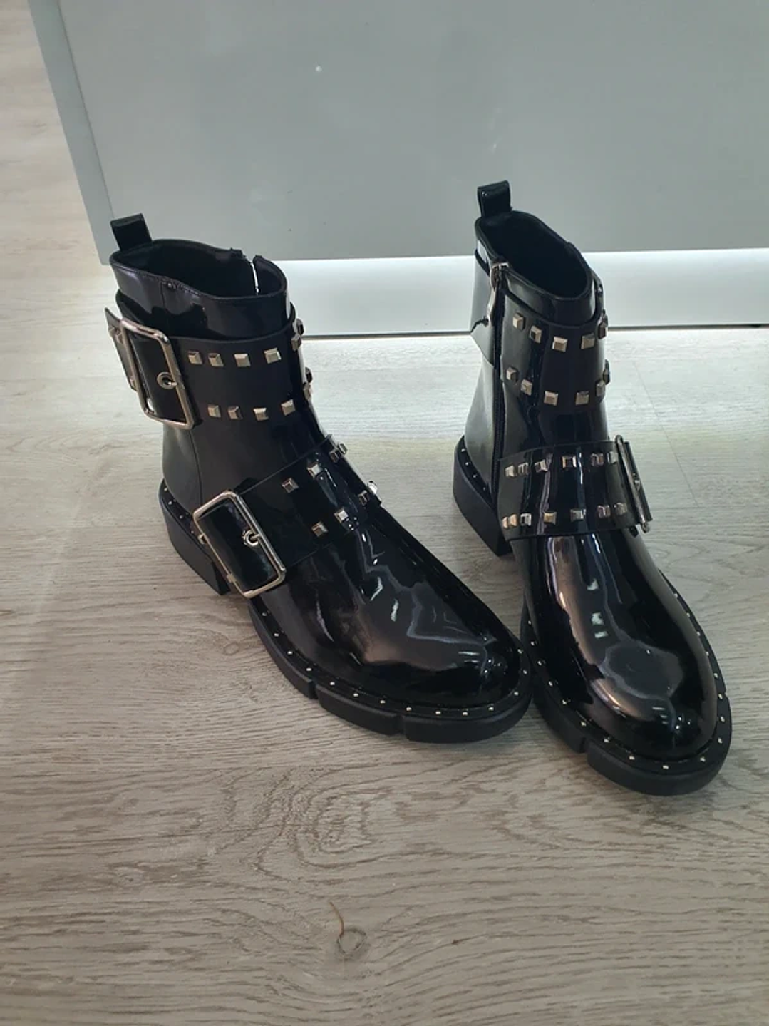 Botas Pretas com Detalhes Metálicos 5