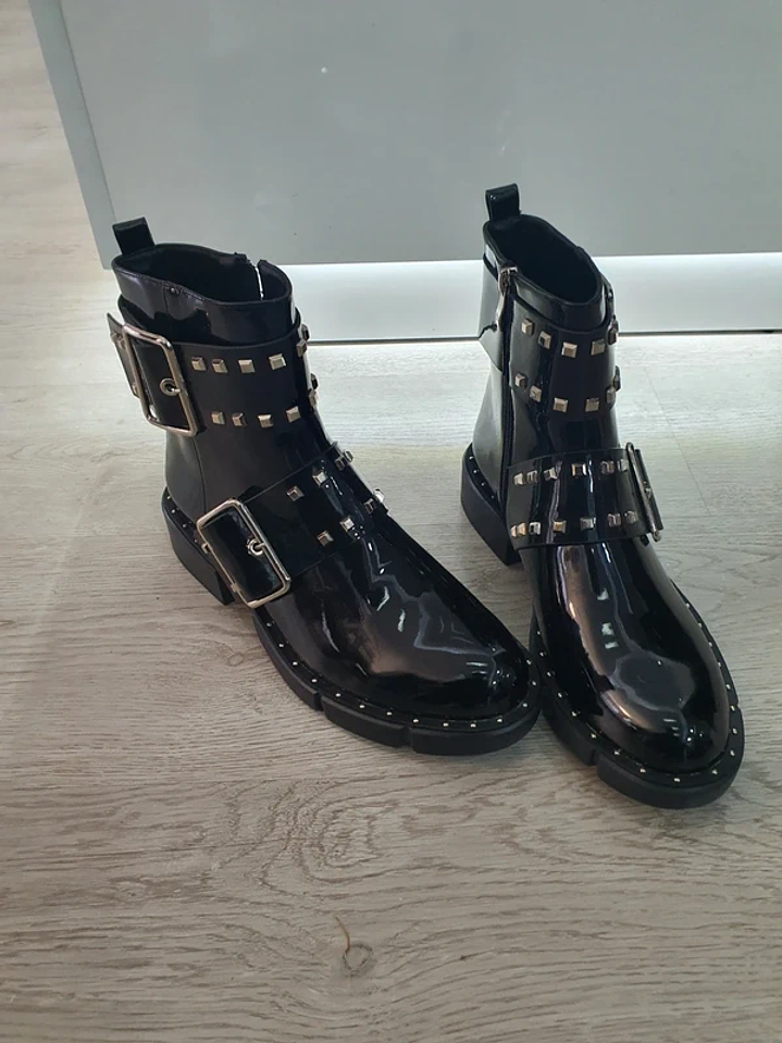 Botas Pretas com Detalhes Metálicos 5